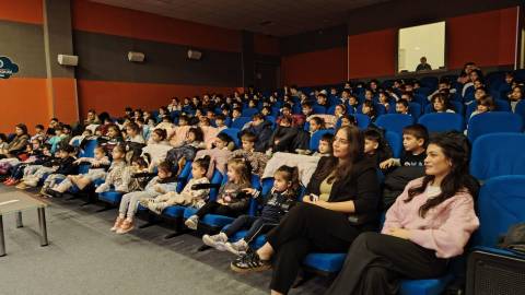 “Çılgın Profesör”  Tiyatro Oyunuyla Eğlenerek Öğrendik 