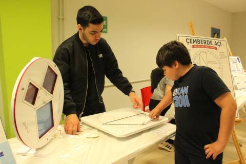   Öğrencilerimiz Geleceğe Yön Veren 151 Projeyi  15. Bilim ve Proje Şenliğinde Sergiledi 